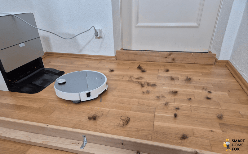 Der Roborock Saros 10 saugt Haare im Härtetest.